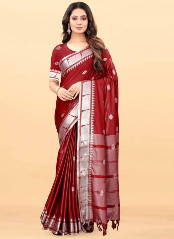 Grab These Casual Wear Saree in Fine Colored.These Saree And Blouse Are Fabricated On Lichi Silk.Ist Beautified With Weaving Designer Work.