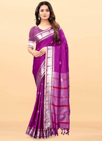 Grab These Casual Wear Saree in Fine Colored.These Saree And Blouse Are Fabricated On Lichi Silk.Ist Beautified With Weaving Designer Work.