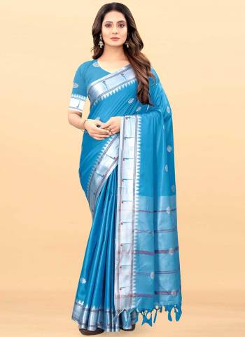 Grab These Casual Wear Saree in Fine Colored.These Saree And Blouse Are Fabricated On Lichi Silk.Ist Beautified With Weaving Designer Work.