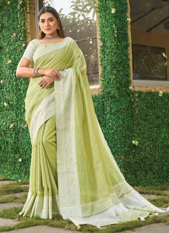 For A Different Look,Grab These Saree in All Over Fine Colored.These Saree And Blouse Are Fabricated On Linen.Its Beautified With Jari Weaving Designer Work.