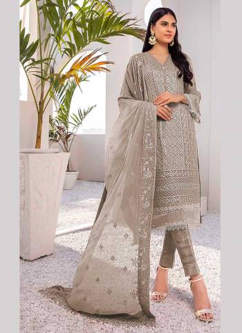 For A Beautiful Look,Grab These Semi Stiched Suit in All Over Fine Colored.These Top is Fabricated On Georgette Pair With Santoon Bottom And Nazmin Dupatta.Its Beautified With Heavy Designer Embroidery Work.