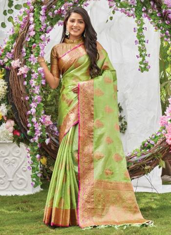 Grab These Beautiful Colored Saree Pair With Contrasting Blouse.These Saree And Blouse Are Fabricated On Organza.its Beautified With Heavy Jari Wevon Designer Work.