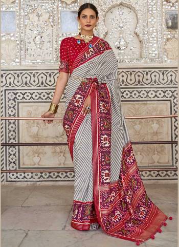 For A Beautiful Look,Grab These Saree in All Over Fine Colored.These Saree And Blouse Are Fabricated On Patola Silk.its Beautified With  Woven Jari Designer And Patola Printed Work.Buy Now.