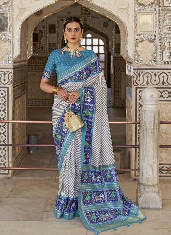 For A Beautiful Look,Grab These Saree in All Over Fine Colored.These Saree And Blouse Are Fabricated On Patola Silk.its Beautified With  Woven Jari Designer And Patola Printed Work.Buy Now.