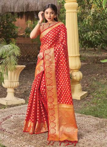 For A Proper Look,Grab These Saree Come With All Over Same Colored.These Saree And Blouse Are Fabricated On Organza.Its Beautified With Heavy Jari Wevon Designer Work.