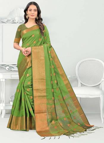 Grab These Casual Wear Saree in All Over Fine Colored.These Saree And Blouse Are Fabricated On Litchi Silk.its Beautified With Heavy Copper Jari Wevon Designer Work.