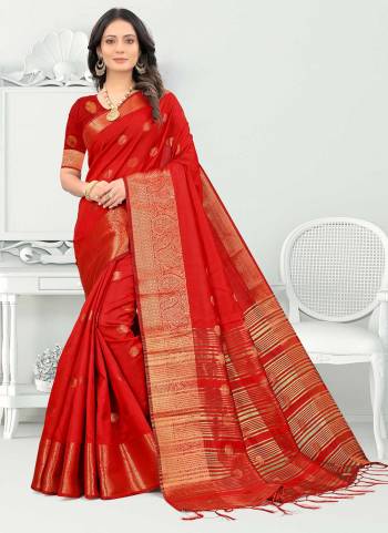 Grab These Casual Wear Saree in All Over Fine Colored.These Saree And Blouse Are Fabricated On Litchi Silk.its Beautified With Heavy Copper Jari Wevon Designer Work.