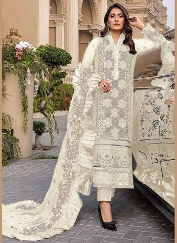 Grab These Semi Stiched Suit in All Over Fine Colored,These Top is Fabricated On Georgette Pair With Santoon Bottom And Nazmin Dupatta.Its Beautified With Heavy Designer Sequance Embroidery Work.