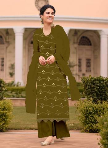 For A Casual Wear,Grab These Dress Material in Fine Colored.These Top is Fabricated On Georgette Pair With American Bottom And Nazmin Dupatta.Its Beautified With Mirror Embroidery Work.