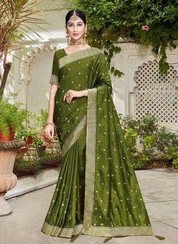 Grab These Saree in All Over Fine Colored.These Saree And Blouse Are Fabricated On Vichitra Silk.Its Beautified With Jari Embroidery Butti Work.