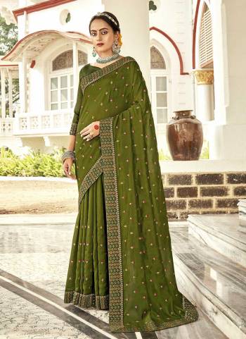 Grab These Saree in All Over Fine Colored.These Saree And Blouse Are Fabricated On Vichitra Silk.Its Beautified With Thread,Jari Embroidery Butti Work.