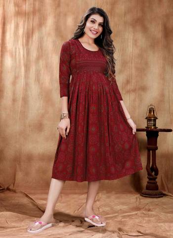 Grab These Feeding Kurti Come With Fine Colored.Its Fabricated On Rayon With Designer Foil Printed Work.