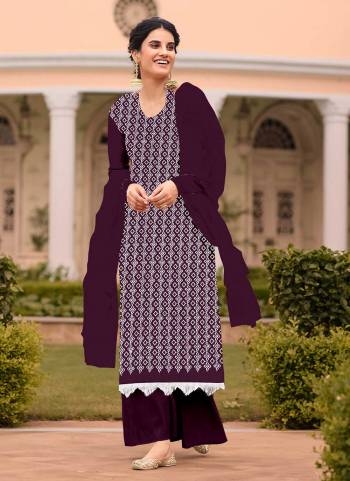 For A Casual Wear,Grab These Dress Materil Come With Fine Colored.These Top is Fabricated On Georgette Pair With American Bottom And Nazneen Dupatta.Its Beautified With Designer Sipli Embroidery Work.