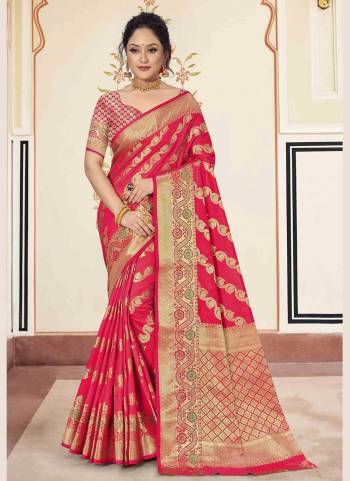 Grab These Saree in Fine Colored Pair With Blouse.These Saree and Blouse Are Fabricated On Banarasi Silk.Its Beautified With Heavy Jari Wevon Designer Work.