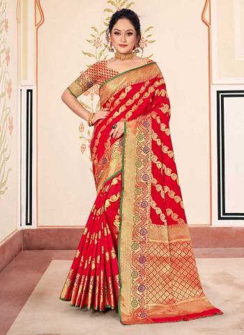 Grab These Saree in Fine Colored Pair With Blouse.These Saree and Blouse Are Fabricated On Banarasi Silk.Its Beautified With Heavy Jari Wevon Designer Work.