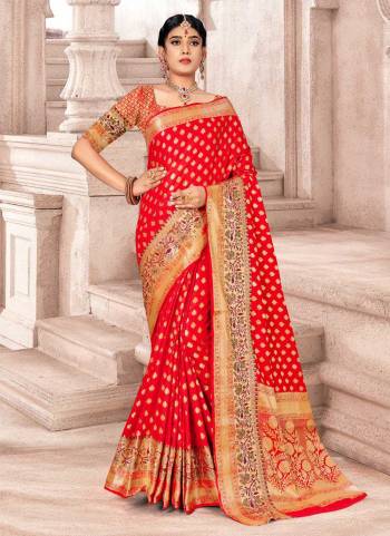 For A Beautiful Look,Grab These Saree in All Over Fine Colored.These Saree And Blouse Are Fabricated On Banarasi Silk.Its Beautified With Heavy Wevon Designer Work.