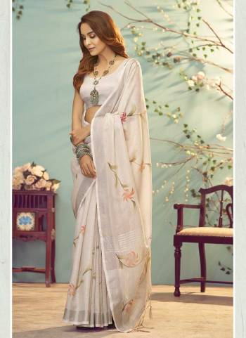 For A Different Look,Grab These Saree in Fine Colored Pair With Blouse.These Saree And Blouse Are Fabricated On Linen.Its Beautified With Heavy Wevon Designer,Digital Printed Work.