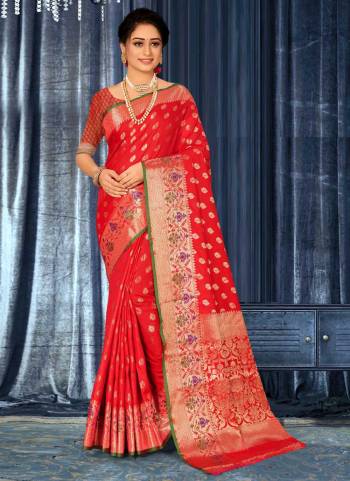 Grab These Saree in All Over Fine Colored Pair With Blouse.These Saree And Blouse Are Fabricated On Banarasi Silk.Its Beautified With Heavy Jari Wevon Designer Work.