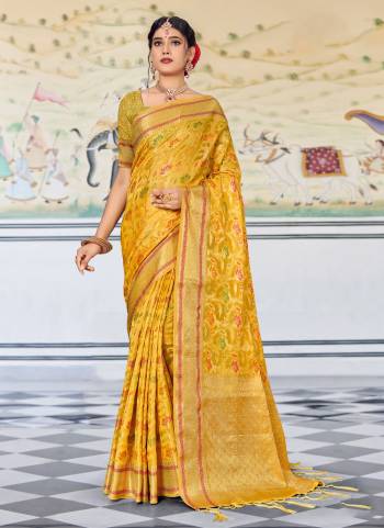 For A Different Look,Grab These Saree in All Over Fine Colored Pair With Blouse.These Saree And Blouse Are Fabricated On Organza.Its Beautified With Heavy Wevon Designer Work.