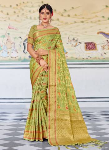 For A Different Look,Grab These Saree in All Over Fine Colored Pair With Blouse.These Saree And Blouse Are Fabricated On Organza.Its Beautified With Heavy Wevon Designer Work.