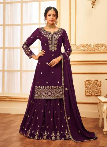 For A Beautiful Look,Grab These Suit in Fine Colored Pair With Bottom And Dupatta.Ton hese Top And Bottom Are Fabricated On Georgette Pair With Nazneen Dupatta.Its Beautified With Designer Jari,Sequance Embroidery Work.