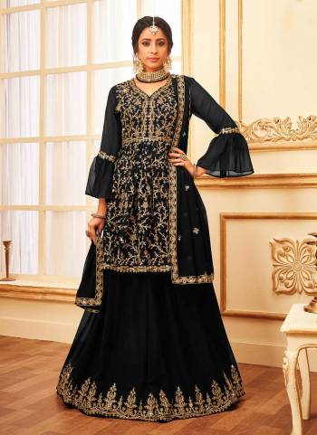 For A Beautiful Look,Grab These Suit in Fine Colored Pair With Bottom And Dupatta.Ton hese Top And Bottom Are Fabricated On Georgette Pair With Nazneen Dupatta.Its Beautified With Designer Jari,Sequance Embroidery Work.