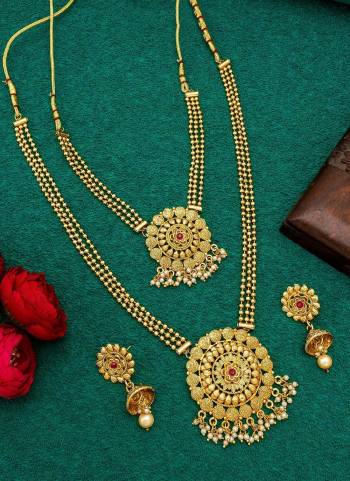 Grab These Necklace in Golden Colored Come With Alloy Material And Temple Work.Buy Now