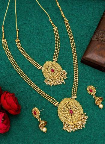 Grab These Necklace in Golden Colored Come With Alloy Material And Temple Work.Buy Now