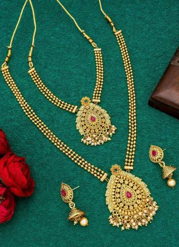 Grab These Necklace in Golden Colored Come With Alloy Material And Temple Work.Buy Now