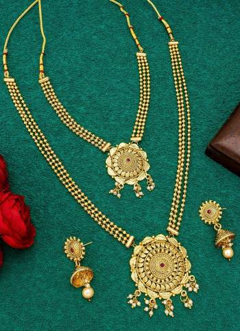 Grab These Necklace in Golden Colored Come With Alloy Material And Temple Work.Buy Now