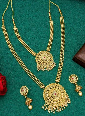 Grab These Necklace in Golden Colored Come With Alloy Material And Temple Work.Buy Now