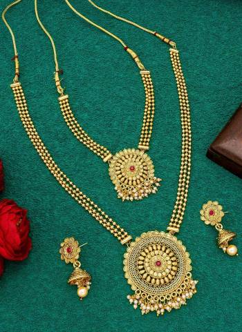 Grab These Necklace in Golden Colored Come With Alloy Material And Temple Work.Buy Now