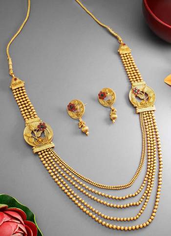 Grab These Necklace in Golden Colored Come With Alloy Material And Floral Layer Rajwadi Work.Buy Now