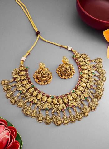 Grab These Necklace in Golden Colored Come With Alloy Material And Kundan Temple Work.Buy Now