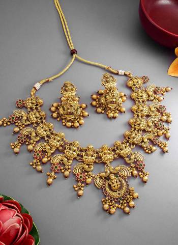 Grab These Necklace in Golden Colored Come With Alloy Material And Kundan Temple Work.Buy Now