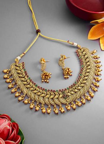 Grab These Necklace in Golden Colored Come With Alloy Material And Kundan Temple Work.Buy Now