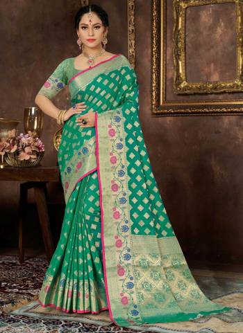 Grab These Fine Colored Saree PairWith Blouse.These Saree And Blouse Are Fabricated On Banarasi Silk.Its Beautified With Heavy Jari Wevon Designer Work.