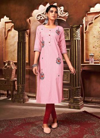 For A Casual Wear, Grab These Kurti in Fine Colored.These Kurti is Fabricated On Cotton.Its Beautified With Wevon Lining Designer And Hand Embroidery Work.