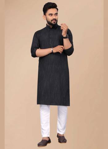 For A Festive Wear,Grab These Kurta in Fine Colored.These Kurta is Fabricated On Cotton.Its Beautified With Solid Work.Buy Now