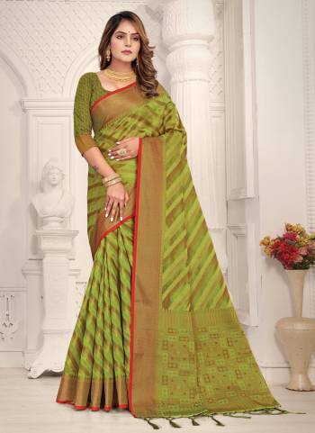 For A Beautiful Look,Grab These Saree in All Over Fine Colored.These Saree And Blouse Are Fabricated On Organza.Its Beautified With Heavy Jari Wevon Designer Work.