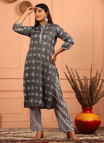 For A Festive Wear,Grab These Readymade Pair in Fine Colored.These Kurti And Bottom Are Fabricated On Rayon.Its Beautified With Designer Printed Work.