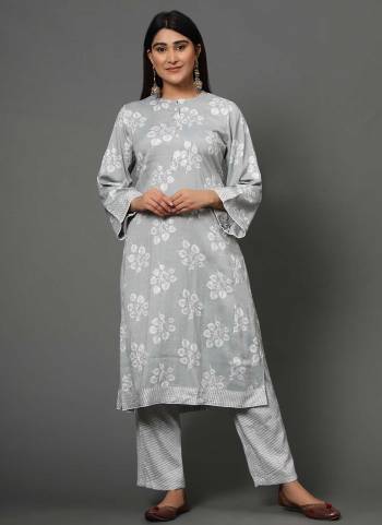 For A Festive Wear,Grab These Readymade Pair in Fine Colored.These Kurti And Bottom Are Fabricated On Rayon.Its Beautified With Designer Printed Work.