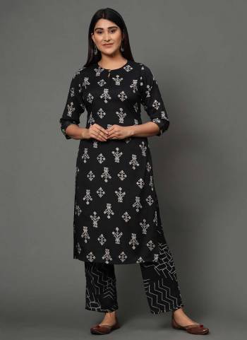 For A Festive Wear,Grab These Readymade Pair in Fine Colored.These Kurti And Bottom Are Fabricated On Rayon.Its Beautified With Designer Printed Work.