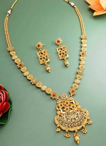 Grab These Beautiful Necklace in Golden Colored Come With Copper Material And Temple Work.Buy Now.