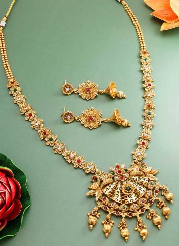 Grab These Beautiful Necklace in Golden Colored Come With Copper Material And Temple Work.Buy Now.