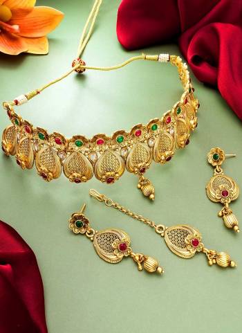 Grab These Beautiful Necklace in Golden Colored Come With Copper Material And Temple Work.Buy Now.