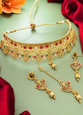 Grab These Beautiful Necklace in Golden Colored Come With Copper Material And Temple Work.Buy Now.