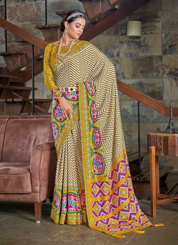 For A Different Looking Saree,Grab These Saree in All Over Fine Colored Pair With Matching Colored Blouse.These Saree And Blouse Are Fabricated On Soft Patola Silk.Its Beautified With Woven Designer And Printed Work.