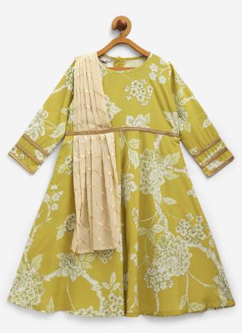 Grab These Readymade Kids Wear Kurti in Beautiful Colored.Its Fabricated On Crepe Come With Digital Print Work.