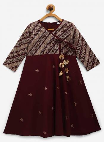 Grab These Readymade Kids Wear Kurti in Beautiful Colored.Its Fabricated On Poly Silk Come With Gold Foil Print Work.